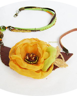 colier cu floare galbena