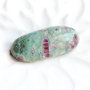 Cabochon rubin in fuchsit