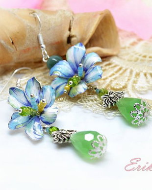 Cercei blue flowers