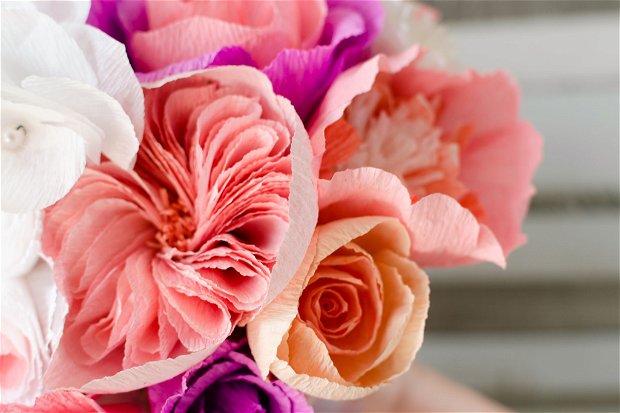 Buchet mireasa cu flori din hartie creponata roz