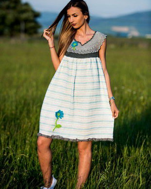 rochie din in cu guler crosetat