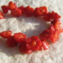 Garofita mica lucrata manual din coral rosu aprox 8-9x4-5 mm