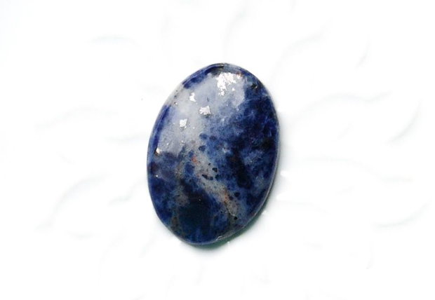Cabochon Sodalit natural cu incluziuni de pirit