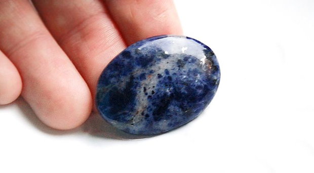 Cabochon Sodalit natural cu incluziuni de pirit
