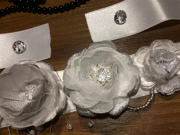 Brau elegant, argintiu cu perle, margele argntii si transparente, dantela si Swarowski / cordon mireasa / curea rochie