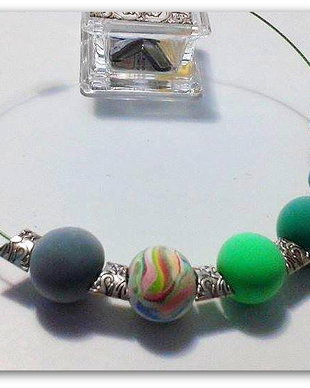 Colier unicat în nuanţe de verde, gri şi o bilă multicoloră ,,Colored mint''