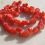 Floricele corai din coral lucrate manual aprox 8.5-9.5x4-6 mm