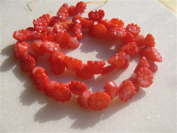 Floricele corai din coral lucrate manual aprox 8.5-9.5x4-6 mm