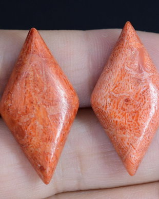 9260 - (2buc) Cabochon, coral poros, rosu caramiziu, romb, 31x16x6mm
