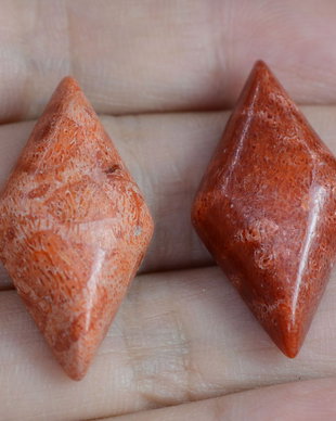 9311 - (2buc) Cabochon, coral poros, rosu caramiziu, romb, 31x16x6mm