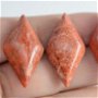 9550 - (3buc) Cabochon, coral poros, rosu caramiziu, romb, 30x16x6mm