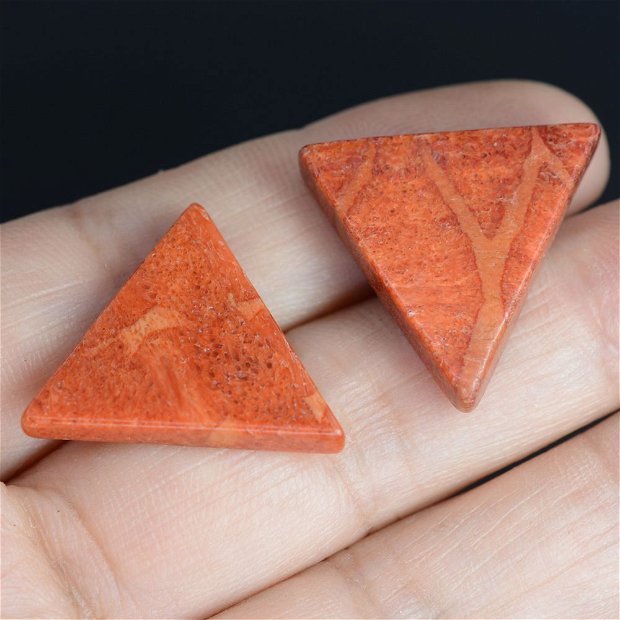 9294 - (2buc) Cabochon, coral poros, rosu caramiziu, triunghi, 24x22x3,5-5mm