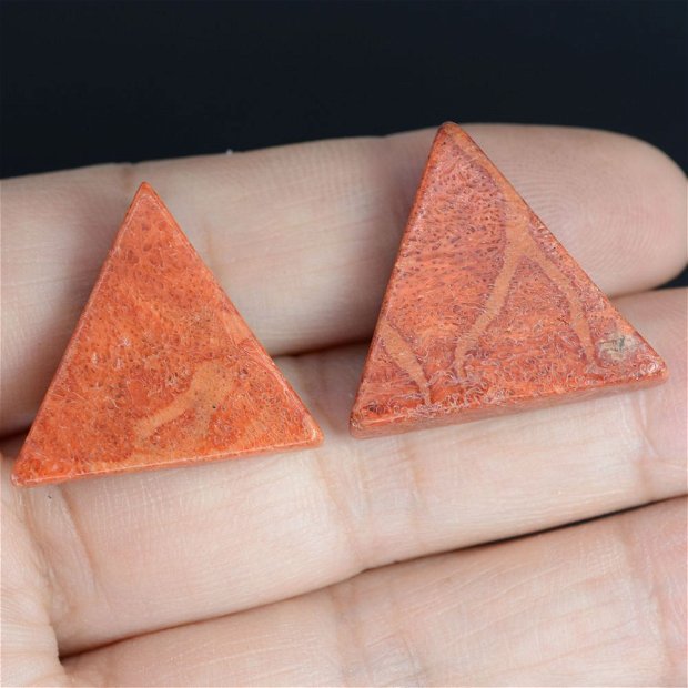 9294 - (2buc) Cabochon, coral poros, rosu caramiziu, triunghi, 24x22x3,5-5mm