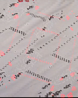 Fata de masa cu broderie si decupaje.