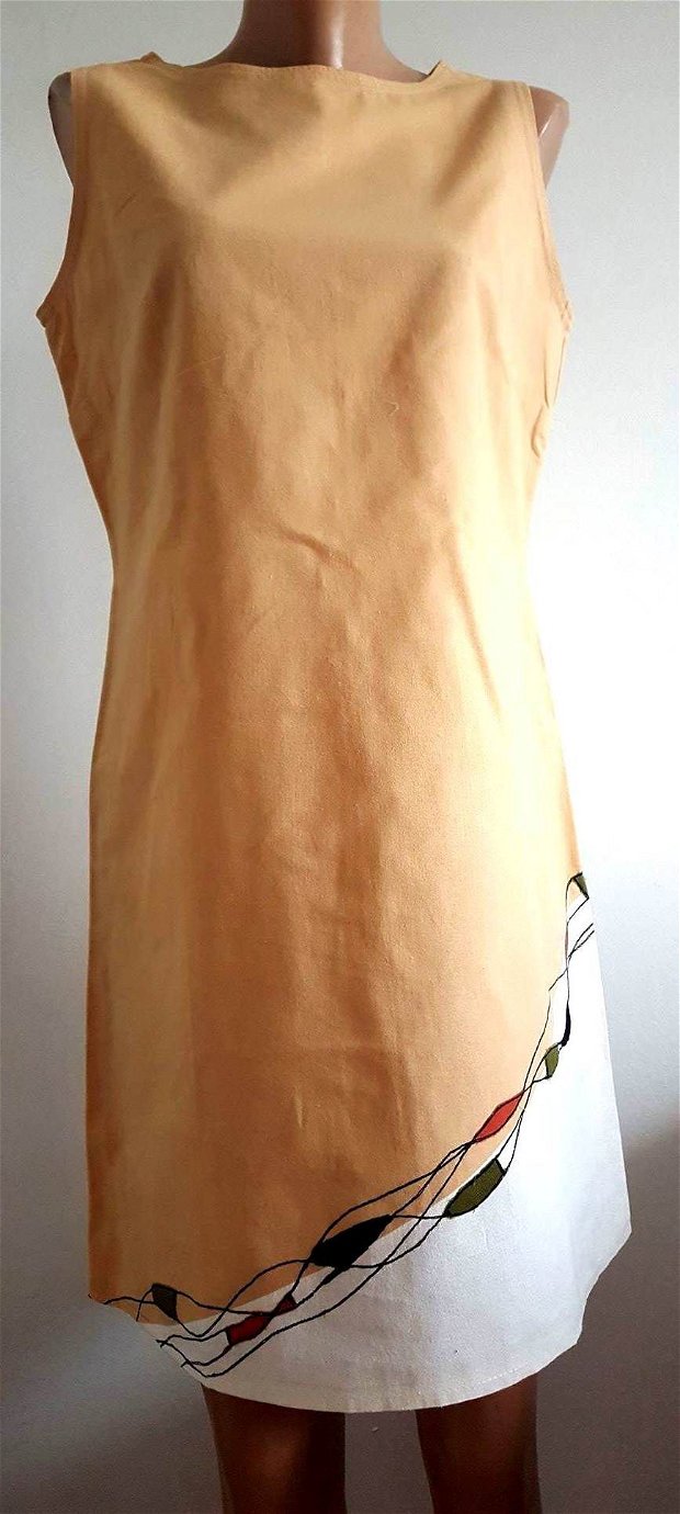 Rochie de vara din panza galben-ocru, cu aplicatii textile