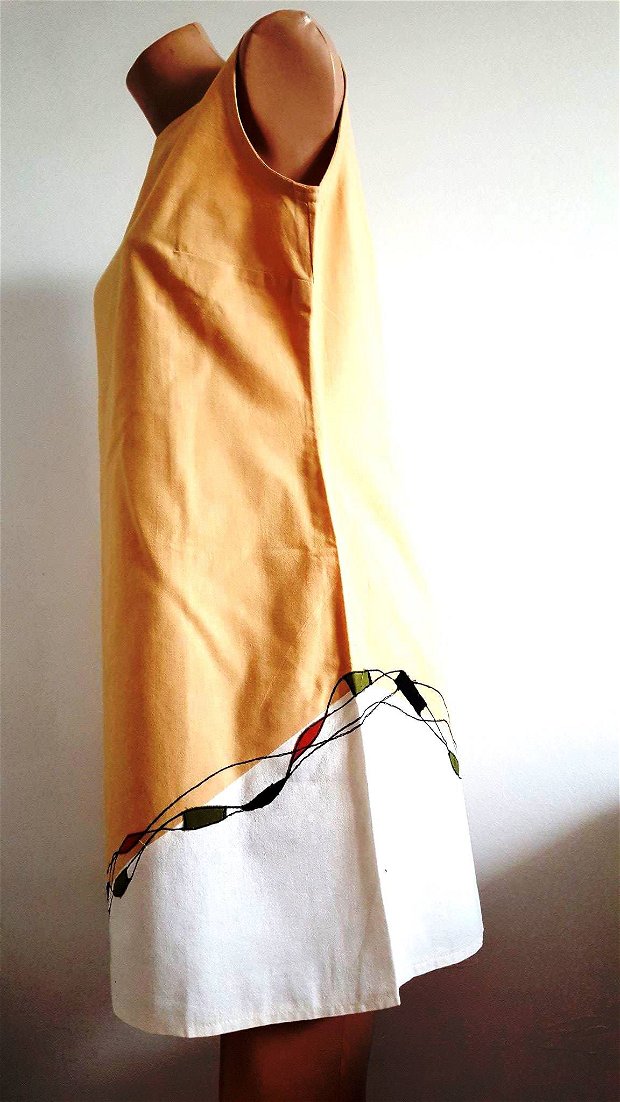 Rochie de vara din panza galben-ocru, cu aplicatii textile