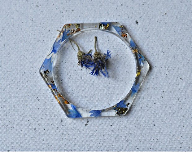 Brățară din rășină cu flori naturale, Petale de albastrea în rășină, Bijuterii florale, Brățară hexagonală