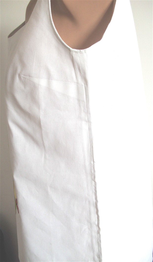 Bluza de vara din panza alba, cu aplicatii textile