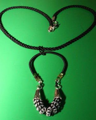 Colier handmade cu pandantiv din sarma si cristale tip swarovski