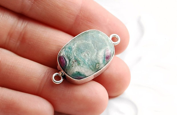 Conector ruby fuchsite  in rama argintata