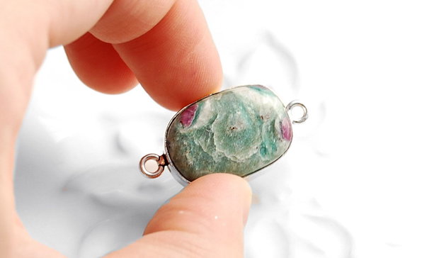 Conector ruby fuchsite  in rama argintata
