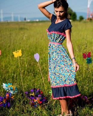 rochie cu nasturel si dantela colorata