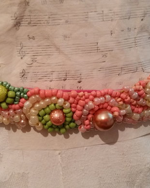 Accesoriu multifunctional : cordon sau bentita cu margele cusute/vandut
