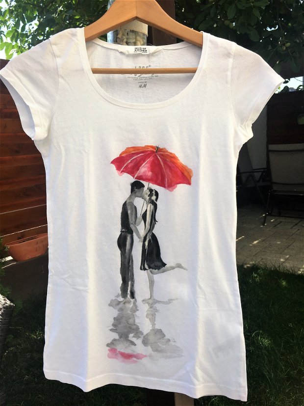 Tricou pictat "Kissing in the rain"