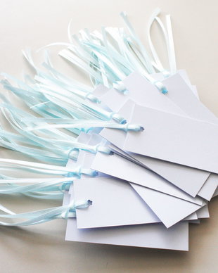 Lot etichete albe cu panglica bleo aqua. Price tags.