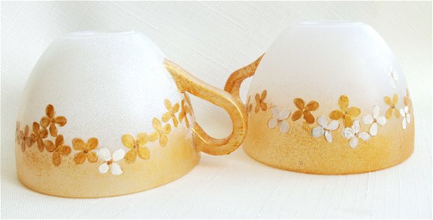 Set doua cesti de cafea pictate manual cu flori de liliac; Cesti de cafea aurii