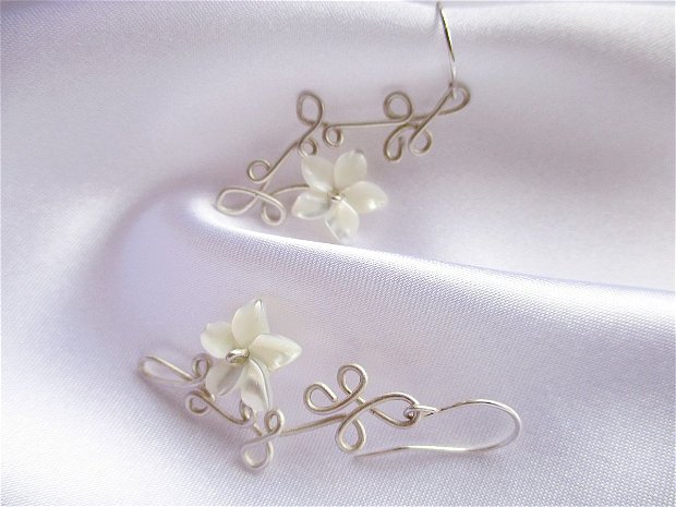 Cercei argint impletiti cu flori de sidef albe