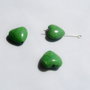 Inimioara verde crud din howlit vopsit cu finisaj lucios aprox 16x16x8 mm