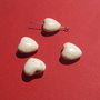 Inimioara alba din howlit vopsit cu finisaj lucios aprox 16x16x8 mm