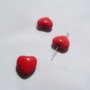 Inimioara corai din howlit vopsit cu finisaj lucios aprox 16x16x8 mm