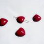 Inimioara rosu inchis din howlit vopsit cu finisaj lucios aprox 16x16x8 mm