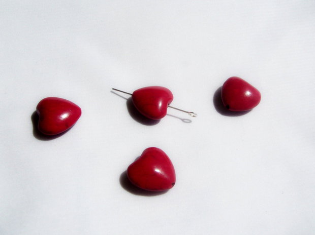 Inimioara rosu inchis din howlit vopsit cu finisaj lucios aprox 16x16x8 mm