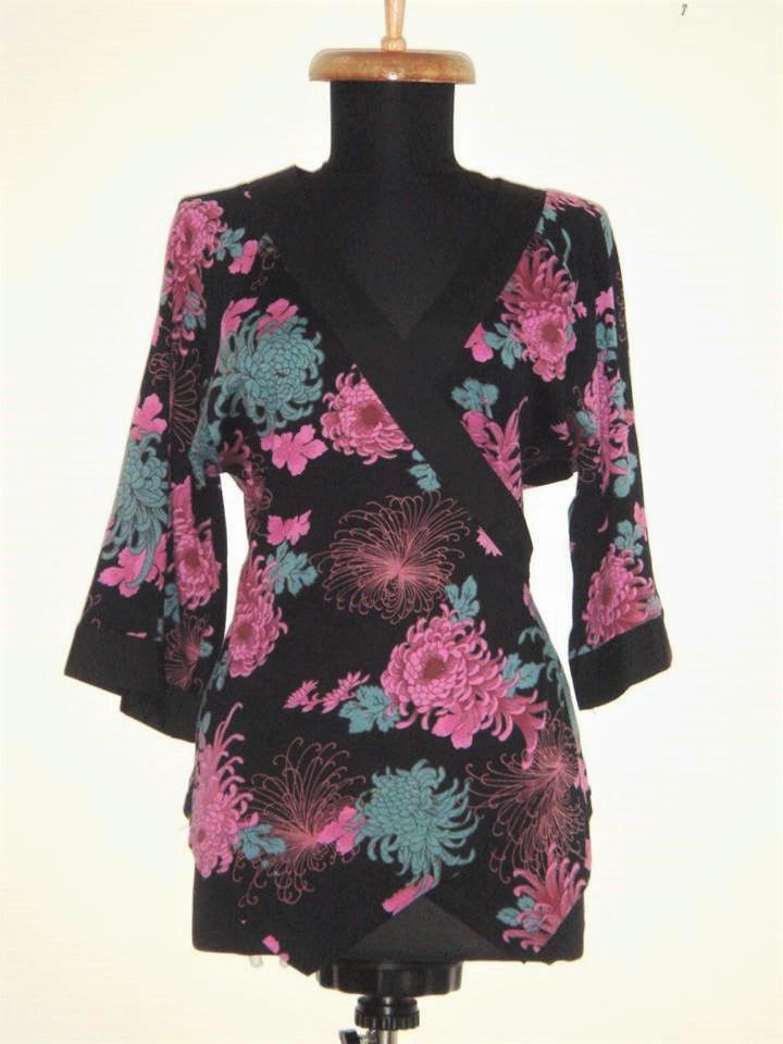 OFERTA - Bluza noua, stil kimono, cu flori colorate