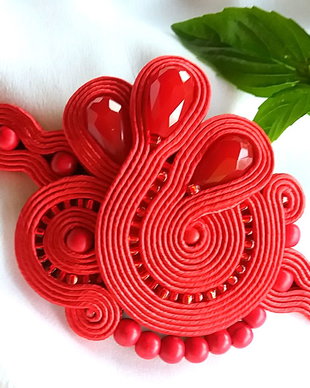 Bratara soutache howlit si cristale rosii
