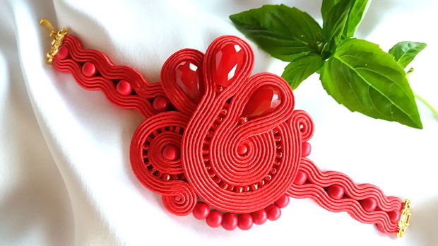 Bratara soutache howlit si cristale rosii