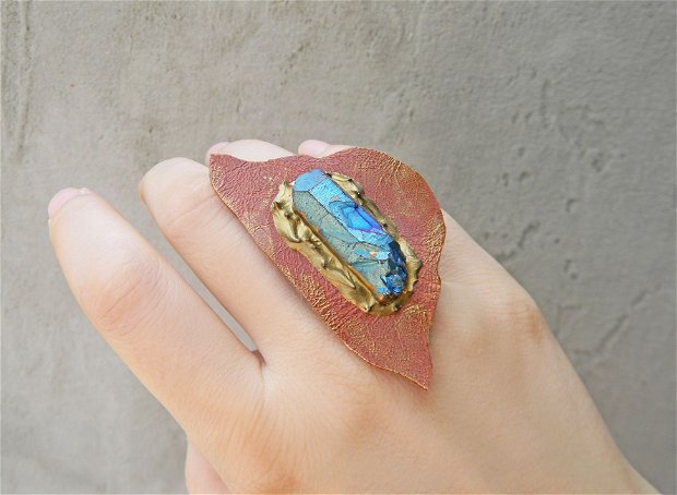 Inel supradimensionati din piele maro cu decoartie de cristal brut, inel mare cu cristal albastru, inel handmade unicat, inel asimetric