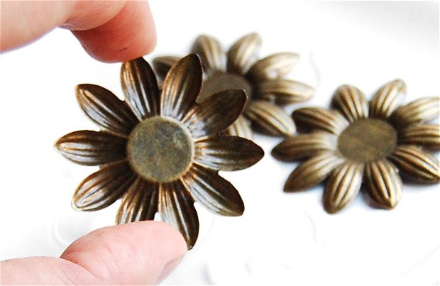 Flori metalice bronz cu baza cabochon  int. 12 mm