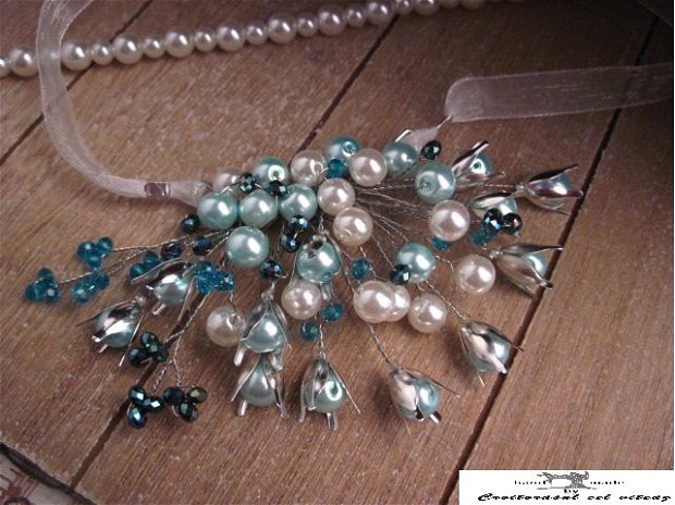 Colier cu perle si cristale in tonuri de alabstru turquoise si ivory