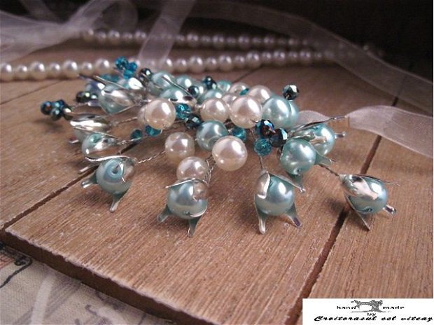 Colier cu perle si cristale in tonuri de alabstru turquoise si ivory