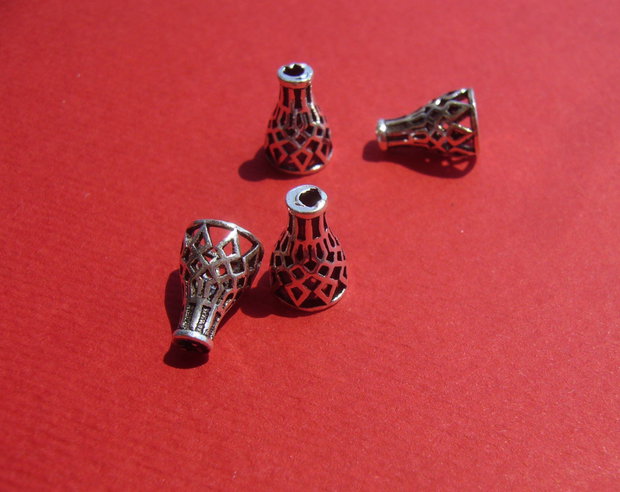 Con din argint antichizat aprox 7.5x11 mm