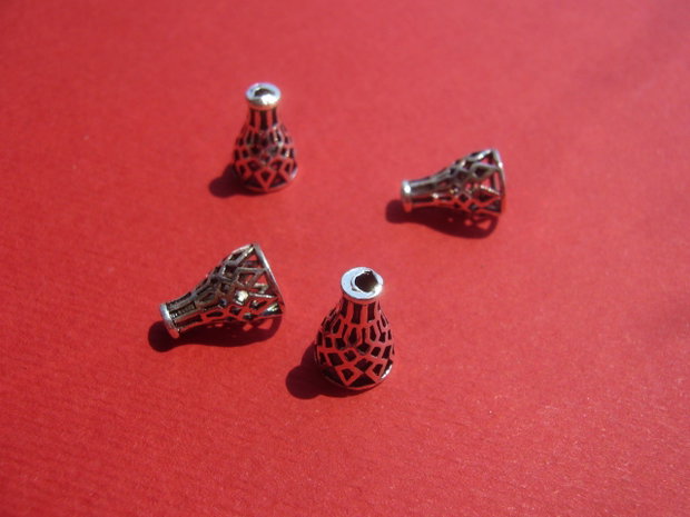 Con din argint antichizat aprox 7.5x11 mm