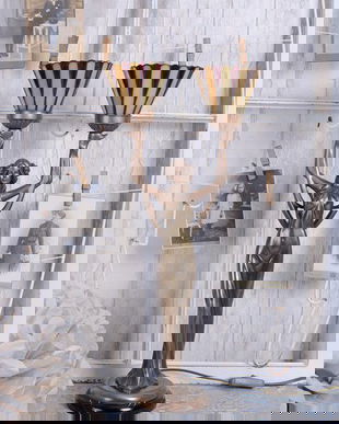 LAMPA TIFFANY CU O FEMEIE CU DOUA BECURI IN MANA