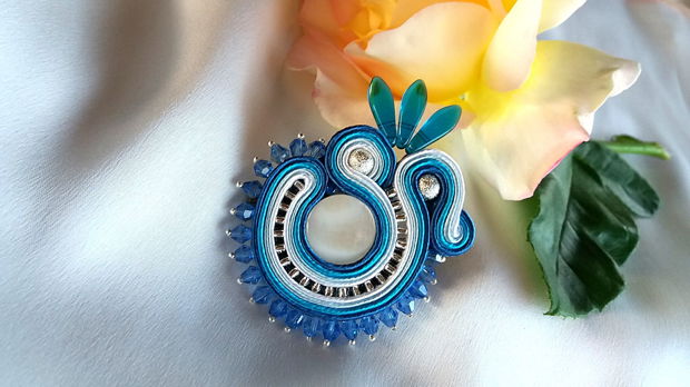 Brosa soutache cu sidef