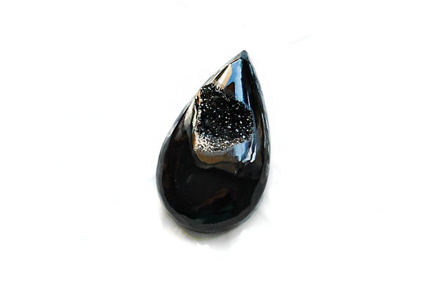 Cabochon Agat negru cu formatiuni de cristale druzy