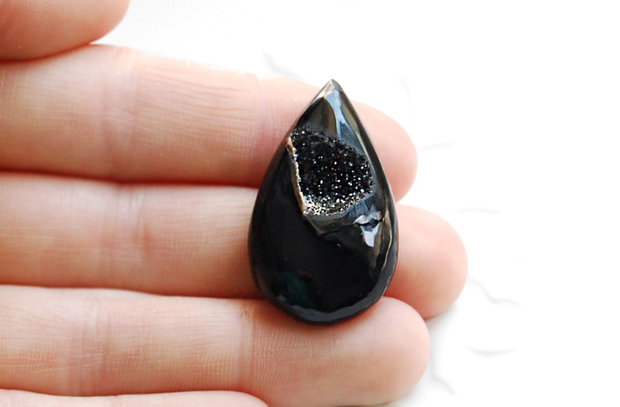 Cabochon Agat negru cu formatiuni de cristale druzy