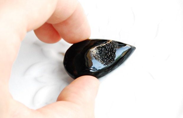 Cabochon Agat negru cu formatiuni de cristale druzy
